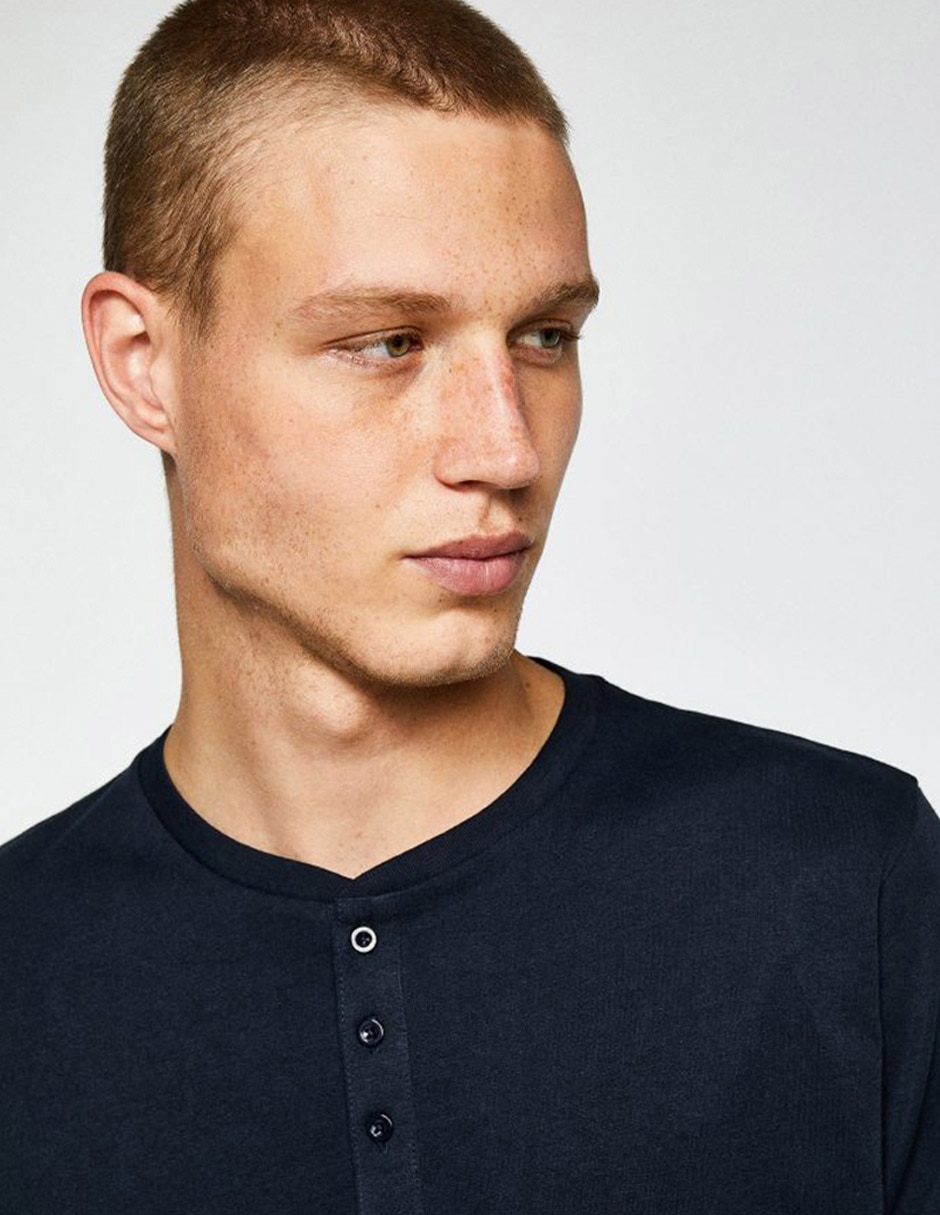 Playera cuello henley para hombre 5